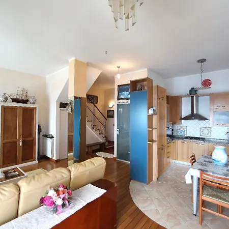 Polanesi Sea View Apartment Sori