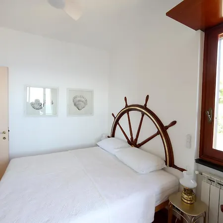 Polanesi Sea View Apartment Sori